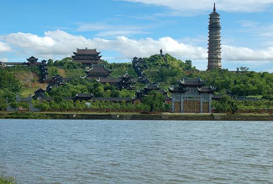 Quần thể chùa Bái Đính nhìn từ xa Quần thể chùa Bái Đính nhìn từ xa